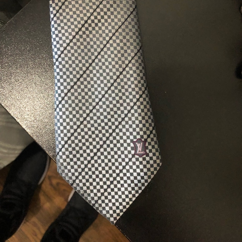 LOUIS VUITTON TIE NEVER WORN RETAIL $215